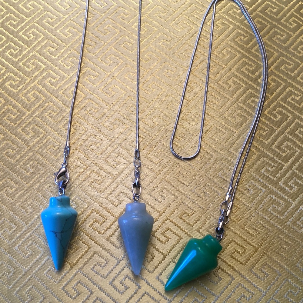 Pendulum necklace for dousing